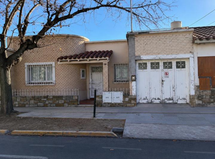 Casa · 250m² · 5 Ambientes · 3 Cocheras
