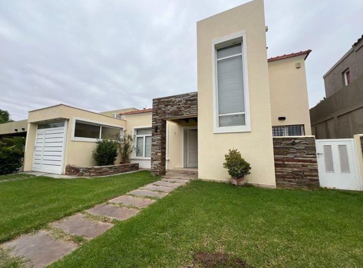 Casa · 300m² · 6 Ambientes · 2 Cocheras