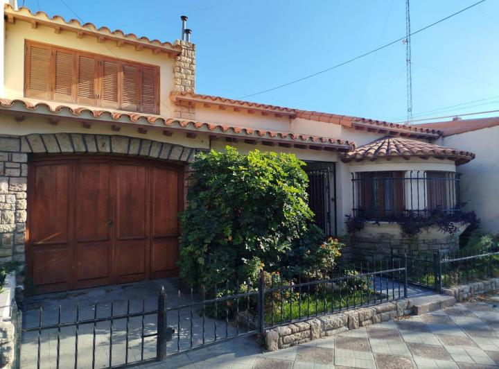 Casa · 390m² · 7 Ambientes · 1 Cochera