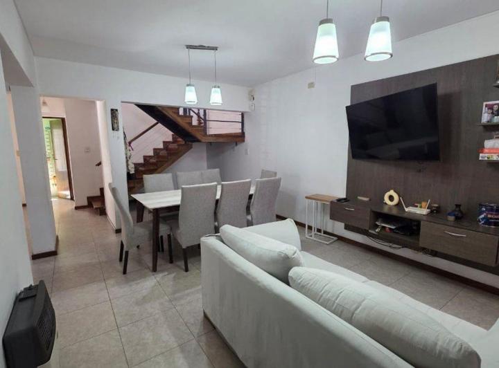 Casa · 200m² · 6 Ambientes · 2 Cocheras