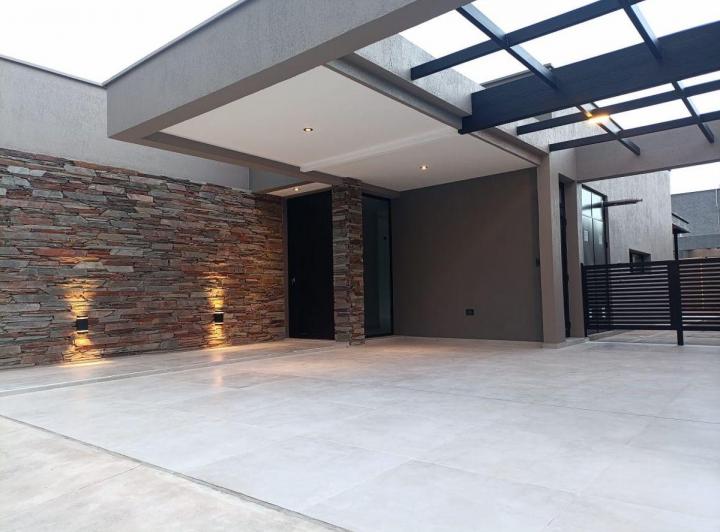 Casa · 215m² · 4 Ambientes · 2 Cocheras