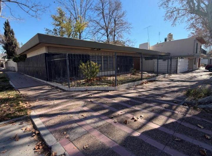 Casa · 316m² · 6 Ambientes · 1 Cochera
