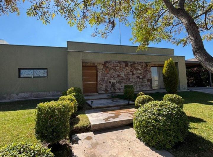 Casa · 271m² · 5 Ambientes · 2 Cocheras