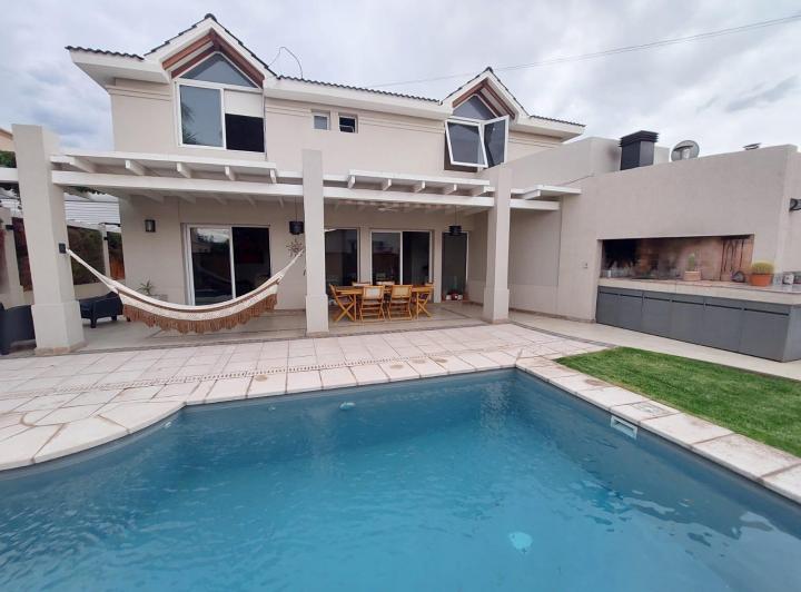 Casa · 300m² · 5 Ambientes · 1 Cochera