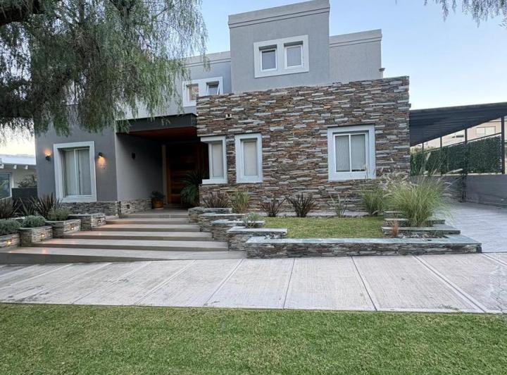 Casa · 255m² · 5 Ambientes · 2 Cocheras