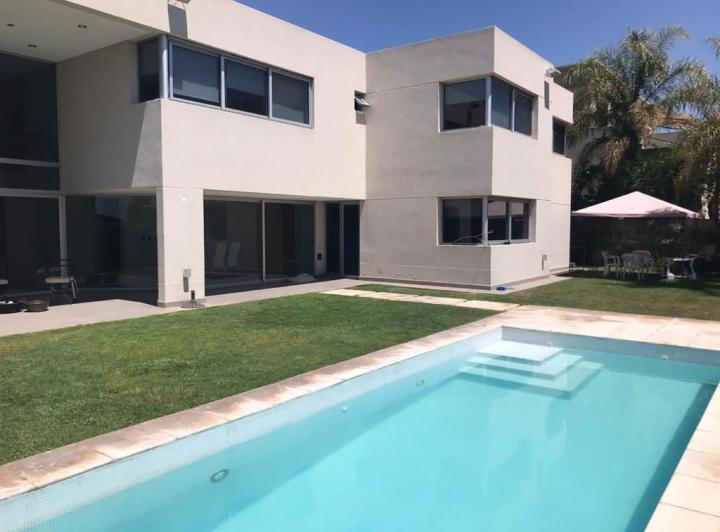 Casa · 395m² · 5 Ambientes · 2 Cocheras