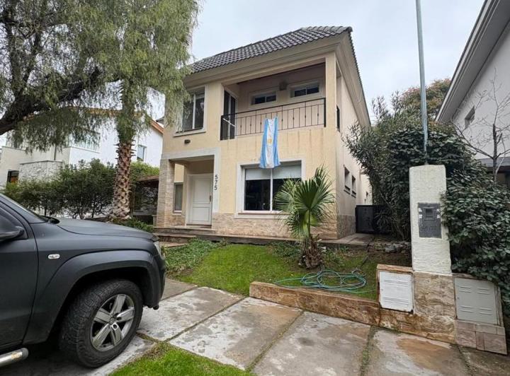 Casa · 370m² · 4 Ambientes · 2 Cocheras