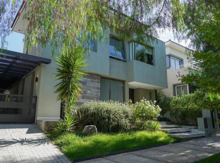Casa · 300m² · 3 Ambientes · 1 Cochera