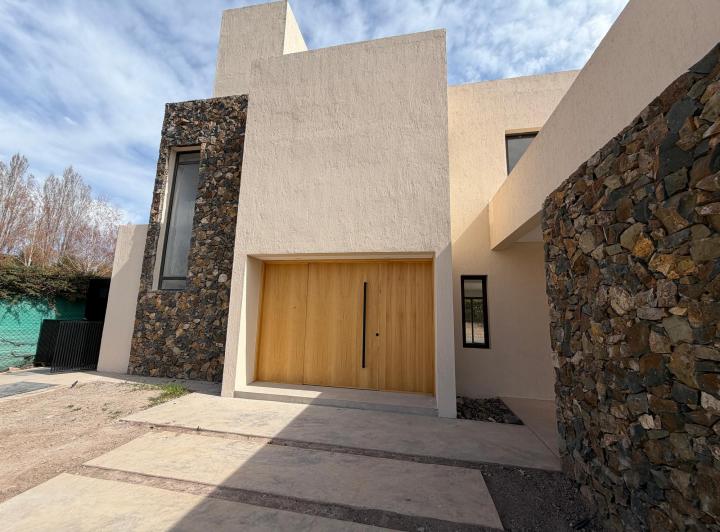Casa · 292m² · 5 Dormitorios · 2 Cocheras