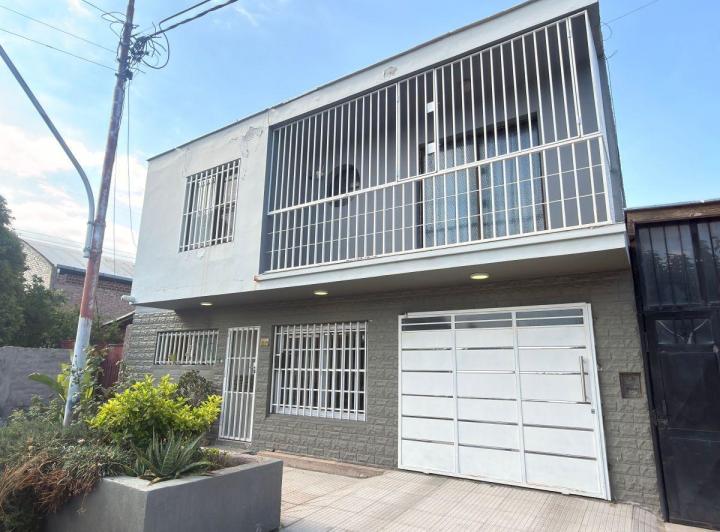 Casa · 232m² · 5 Ambientes · 1 Cochera