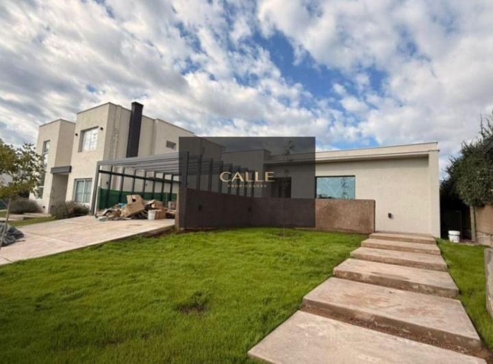 Casa · 175m² · 5 Ambientes · 2 Cocheras