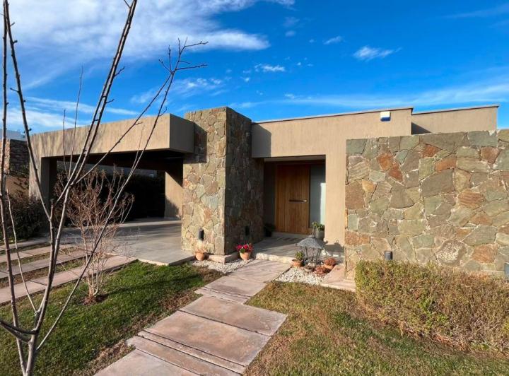Casa · 170m² · 5 Ambientes · 2 Cocheras