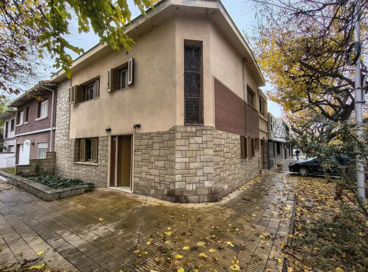 Casa · 190m² · 9 Ambientes · 1 Cochera