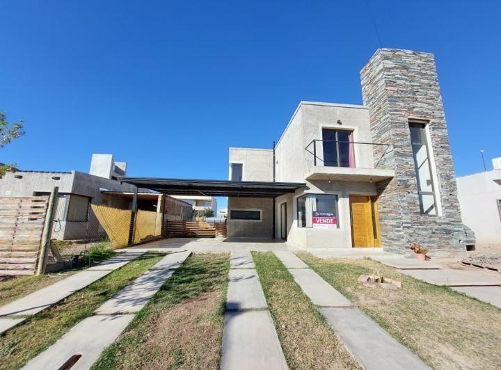 Casa · 150m² · 5 Ambientes · 2 Cocheras
