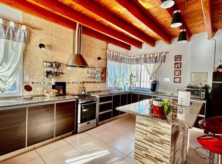 Casa · 170m² · 6 Ambientes · 1 Cochera