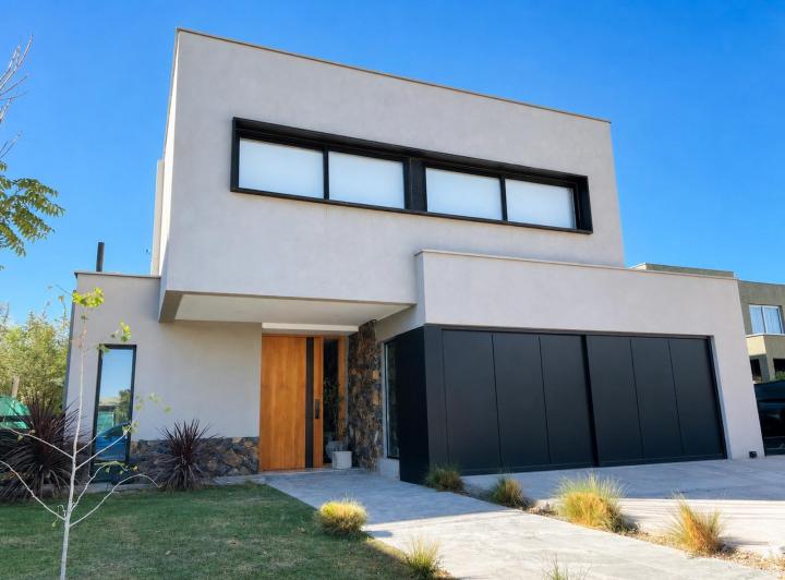 Casa · 339m² · 7 Ambientes · 2 Cocheras