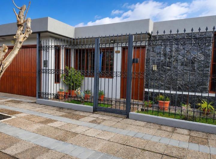 Casa · 288m² · 5 Ambientes · 2 Cocheras