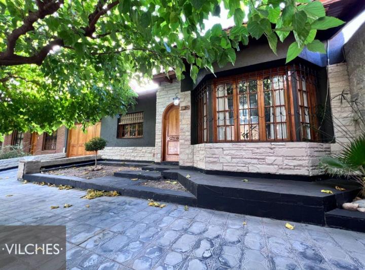 Casa · 230m² · 6 Ambientes · 2 Cocheras