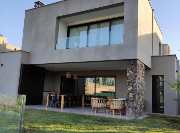 Casa · 339m² · 8 Ambientes · 2 Cocheras