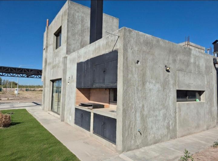 Casa · 144m² · 5 Ambientes · 2 Cocheras