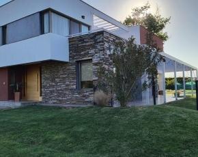 Casa · 340m² · 8 Ambientes