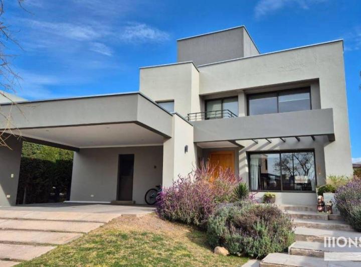 Casa · 438m² · 6 Ambientes · 2 Cocheras
