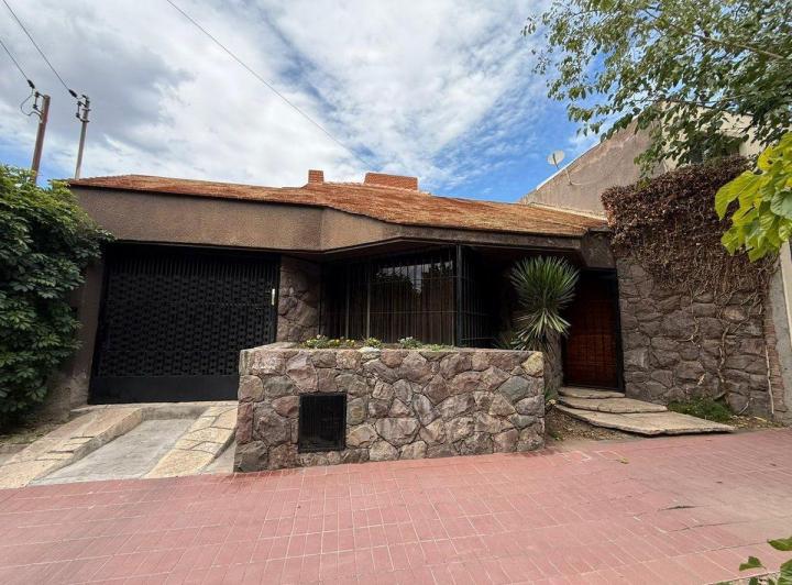 Casa · 169m² · 5 Ambientes · 1 Cochera