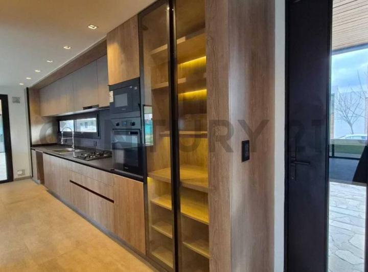 Casa · 217m² · 6 Ambientes · 2 Cocheras