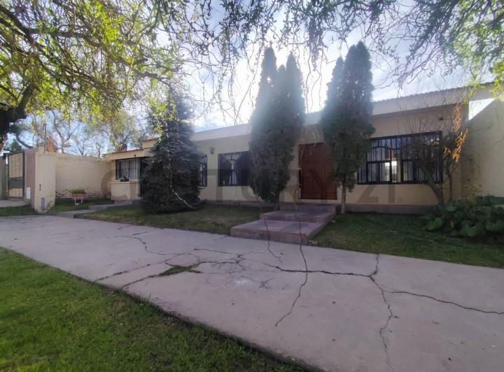 Casa · 320m² · 6 Ambientes · 2 Cocheras
