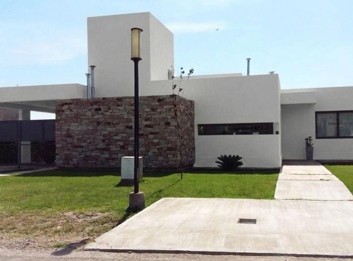 Casa · 205m² · 4 Ambientes · 2 Cocheras