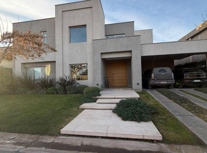 Casa · 450m² · 8 Ambientes · 2 Cocheras