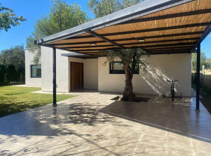 Casa · 248m² · 8 Ambientes · 1 Cochera