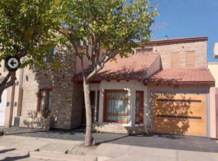 Casa · 168m² · 5 Ambientes · 2 Cocheras