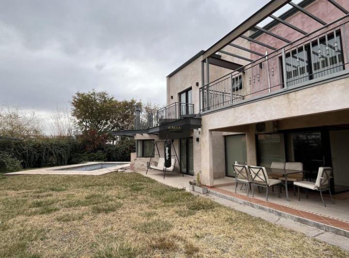 Casa · 179m² · 6 Ambientes · 2 Cocheras