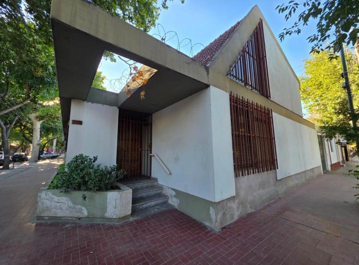 Casa · 215m² · 6 Ambientes · 2 Cocheras