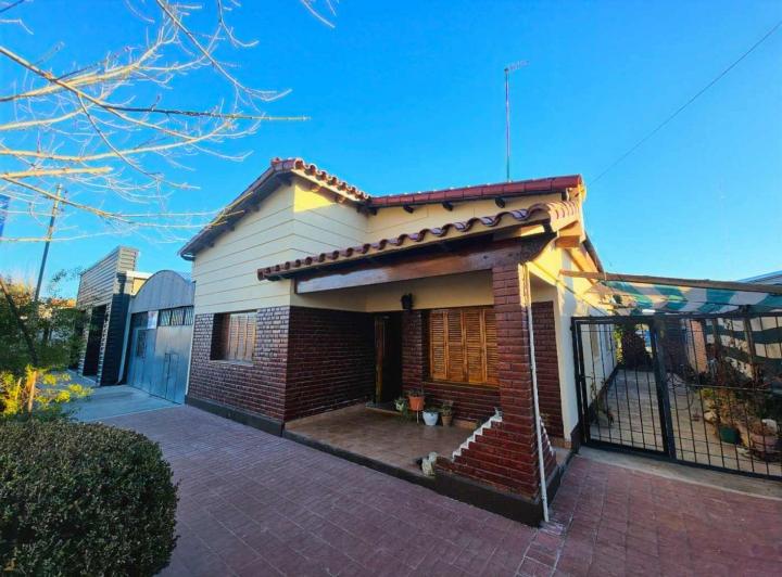 Casa · 246m² · 6 Ambientes · 1 Cochera