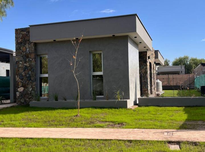 Casa · 148m² · 3 Ambientes · 2 Cocheras