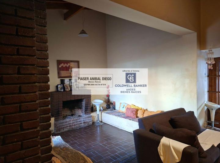 Casa · 214m² · 8 Ambientes · 1 Cochera