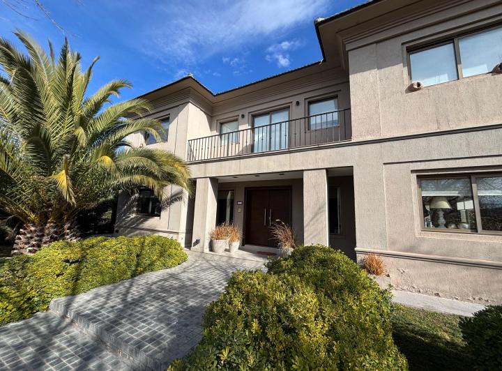 Casa · 550m² · 5 Dormitorios · 1 Cochera