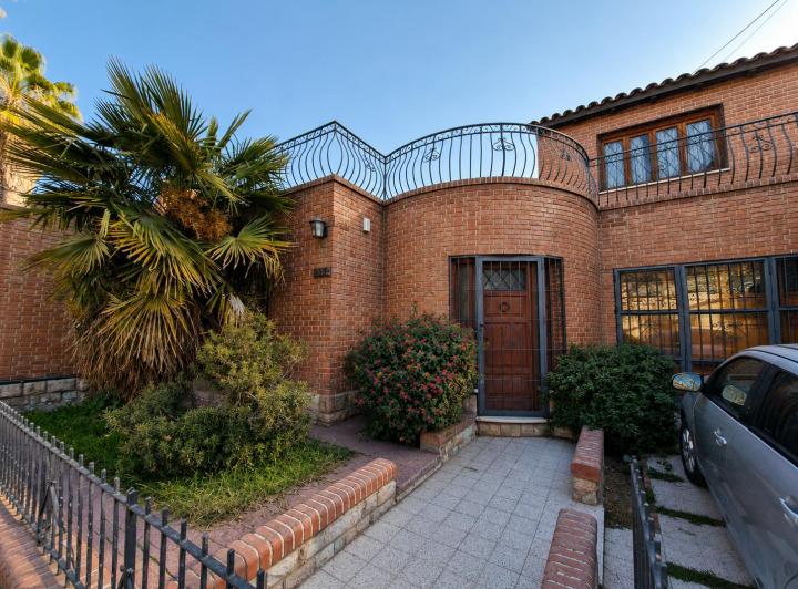 Casa · 244m² · 6 Ambientes · 1 Cochera