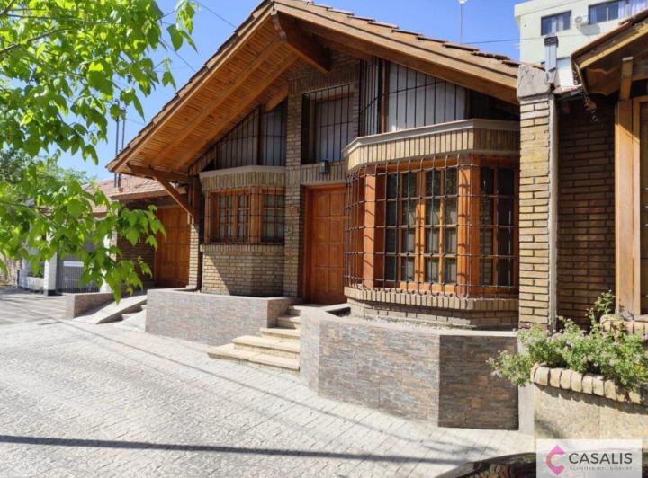 Casa · 160m² · 6 Ambientes · 2 Cocheras