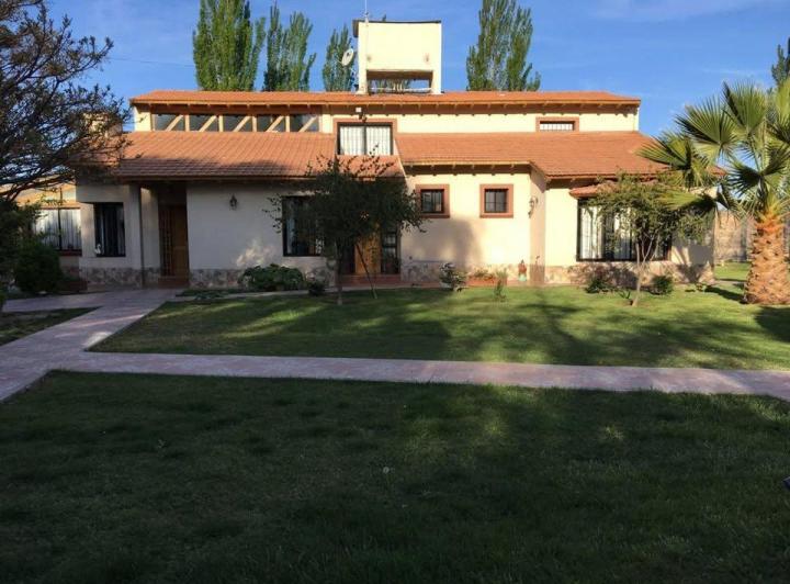 Casa · 298m² · 7 Ambientes · 4 Cocheras