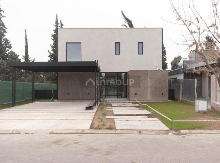 Casa · 152m² · 4 Ambientes · 2 Cocheras