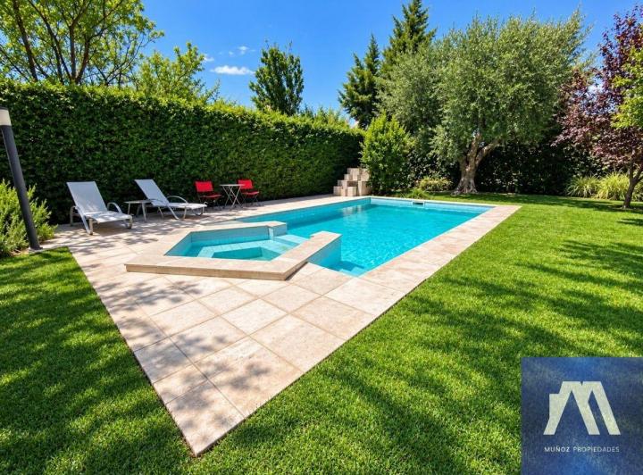Casa · 260m² · 8 Ambientes · 4 Cocheras