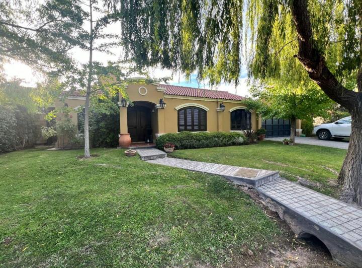 Casa · 272m² · 5 Ambientes · 2 Cocheras
