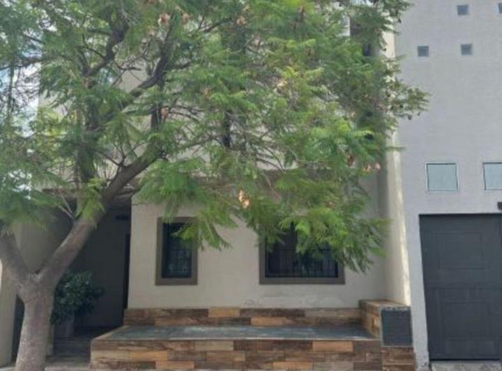 Casa · 180m² · 9 Ambientes · 1 Cochera