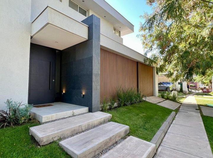 Casa · 231m² · 4 Ambientes · 2 Cocheras