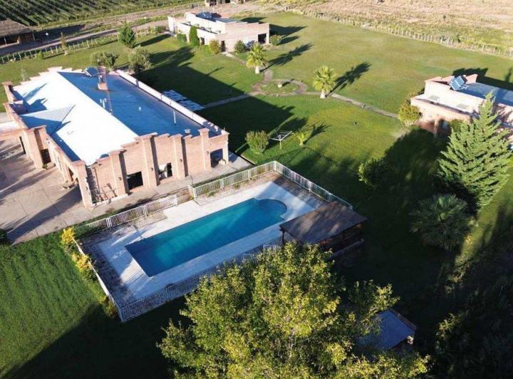 Casa · 1100m² · 4 Ambientes · 2 Cocheras