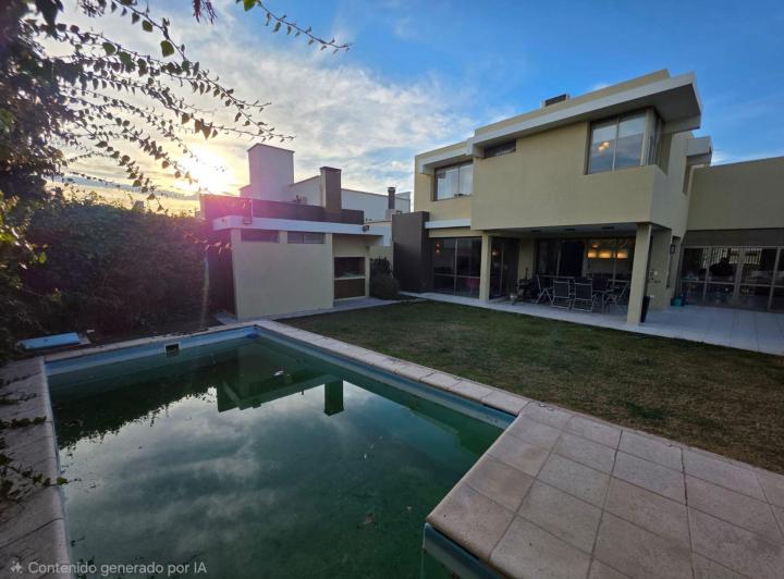 Casa · 292m² · 7 Ambientes · 3 Cocheras