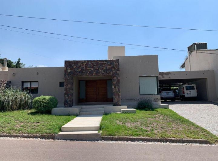 Casa · 262m² · 6 Ambientes · 2 Cocheras